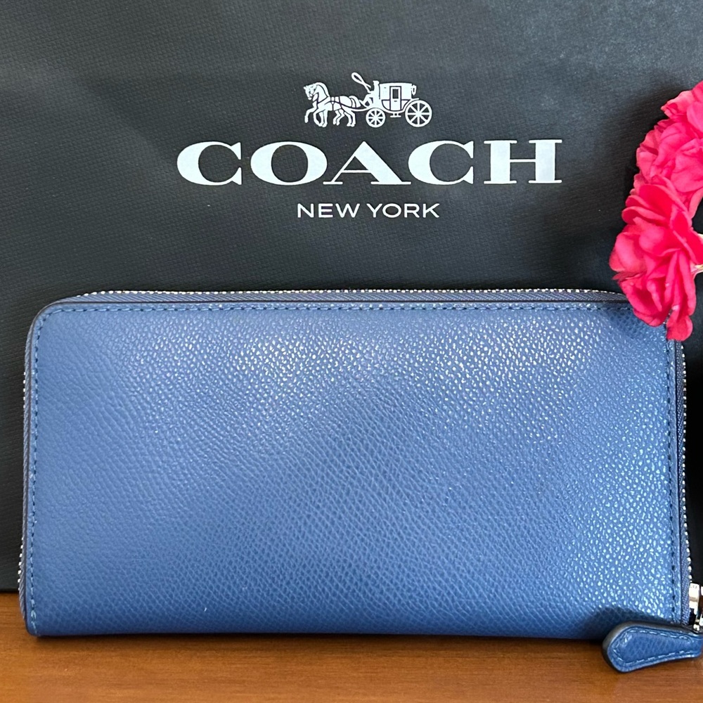 COACH Crossgrain Leather Zippy Wallet - Picture 2 of 7